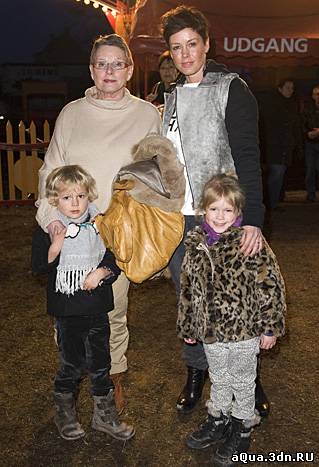 Лене с матерью и детьми в цирке Benneweis. (Фотография Martin Høien)
